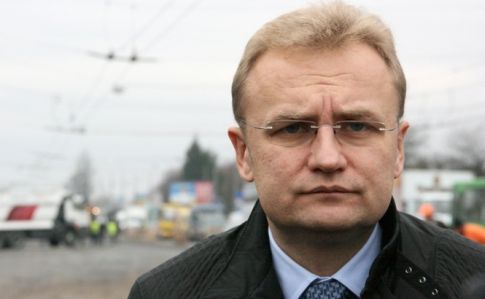 Луценко обвиняет Садового в продаже 23 га земли задешево 
