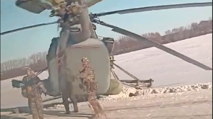 Russian Mi-8 helicopter makes emergency landing on highway, severing power lines – video