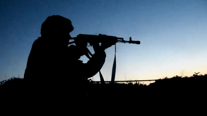 На Донбассе погиб военный от пули снайпера — СМИ
