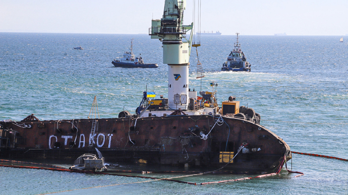 В Одесі пробують підняти танкер Делфі: палуба уже над водою