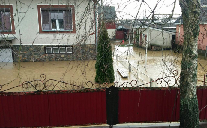 Наводнение на Закарпатье: Уровень воды в реках снижается