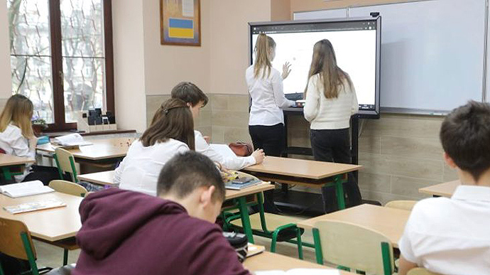 Садовый: Все школы Львова будут работать, но учителя должны иметь справку или тест