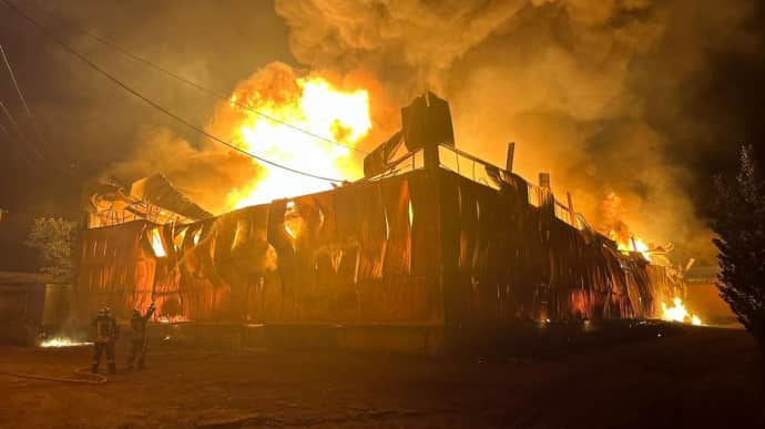 На Київщині вночі сталася масштабна пожежа на складі