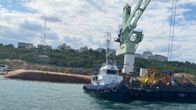 Возле затонувшего танкера в Одессе начали расчищать дно
