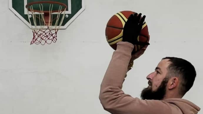 Scores a 3-pointer with bionic hand: story of PE teacher who lost his hand at front line – photo
