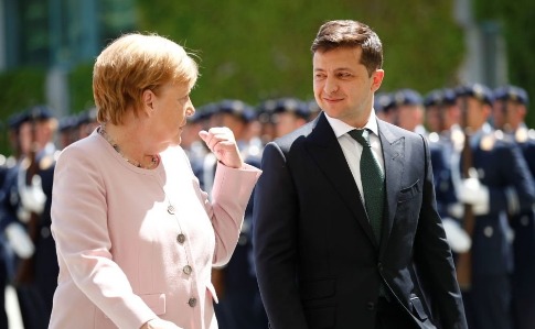 Зеленський обговорив з Меркель розведення військ