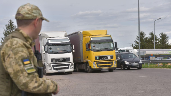 Експеримент на кордоні з Польщею має зменшити черги вантажівок