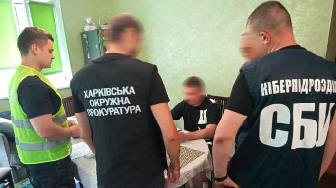 Керівник фонду з Харківщини попався на двох схемах виїзду чоловіків за кордон