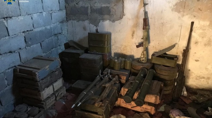 Кулемети, міни та 23 тисячі набоїв: СБУ знайшла схрон зброї на Донеччині