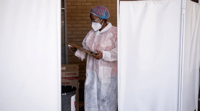Омикрон может превзойти Дельту — глава института инфекционных заболеваний ЮАР