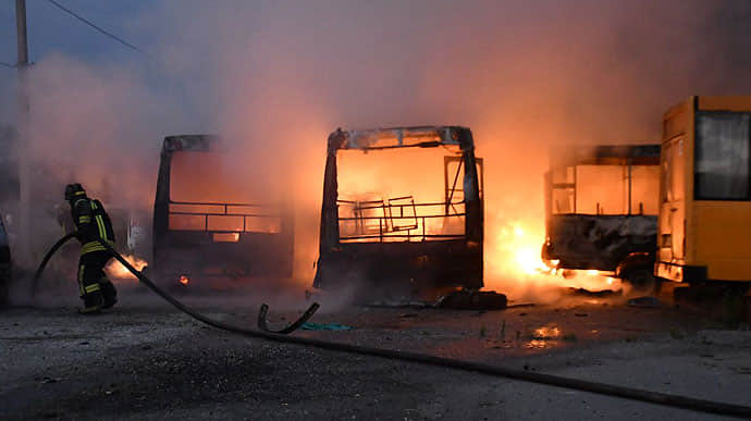 Окупанти гатили по Херсону: горіли автобуси і склади 