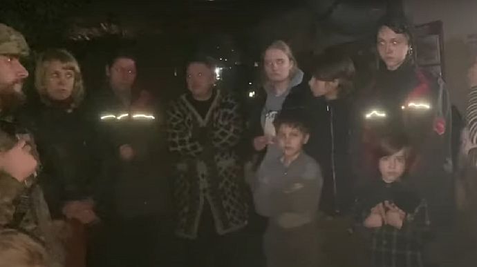 Азов показав жінок та дітей у підземеллі Маріуполя: запасів води та їжі на лічені дні
