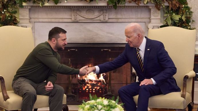 Volodymyr Zelenskyy handed President Biden a medal from the Ukrainian captain of a HIMARS battery