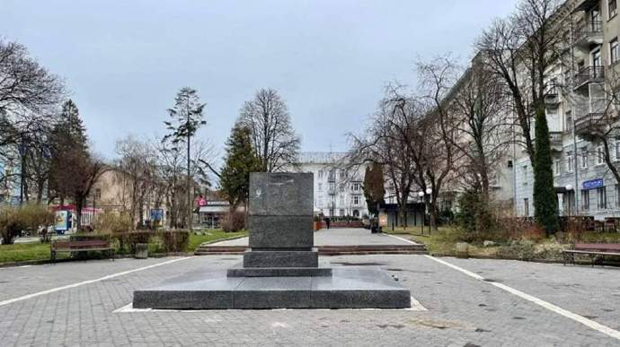 У Тернополі прибрали пам’ятник Пушкіну 