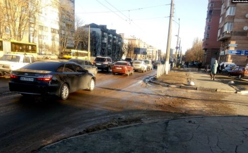 В Киеве провалилась дорога в направлении Севастопольской площади
