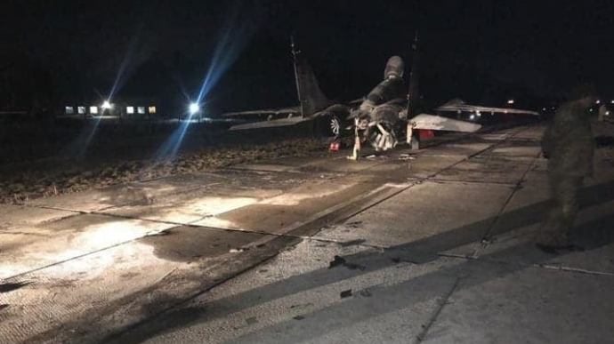 На аеродромі під Києвом автомобіль врізався у винищувач МіГ-29