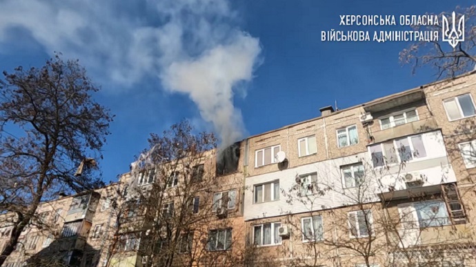 Russian soldiers hit apartment building in Kherson