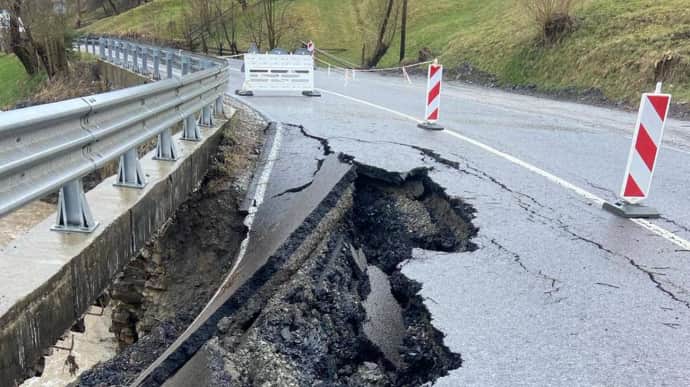 На Закарпатье из-за оползня повреждены дороги государственного значения