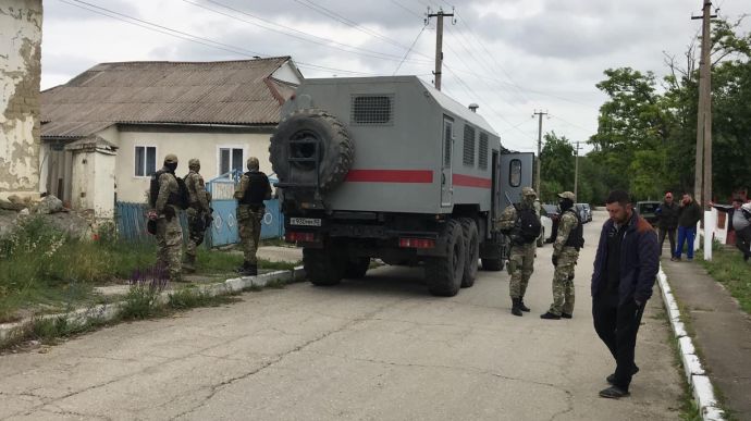 Окупанти прийшли з обшуком до кримської татарки через сина, який вже не живе в Криму