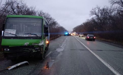 Автівка в’їхала в автобус на Дніпропетровщині: двоє загиблих