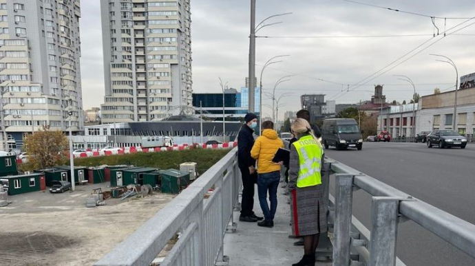 Падіння ліхтарів на Шулявському: силовики з експертами оглядають міст