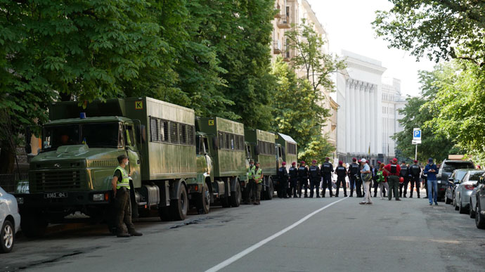 Біля офісу Зеленського затримали 15 осіб