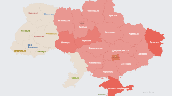 В ряде областей Украины объявляли воздушную тревогу. В Харькове прогремело около 10 взрывов