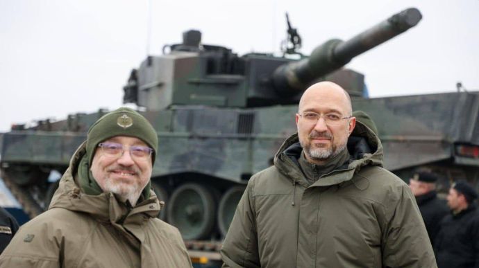 Ukraine's Defence Minister shows off a Leopard tank: Where's the road to Moscow?