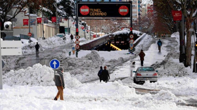 В Испании после аномального снегопада призывают людей без надобности не выходить из дома