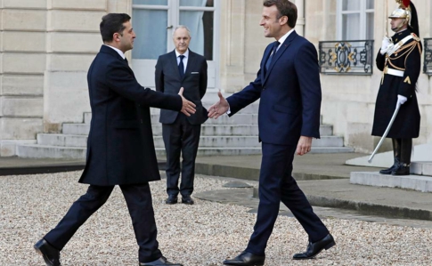 Коронавірус: У Франції радять не потискати руки при зустрічі