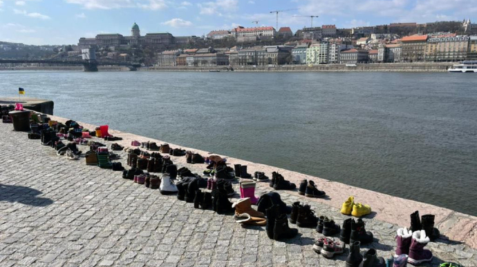 300 пар обуви на берегу Дуная: в Будапеште почтили память убитых в Драмтеатре Мариуполя