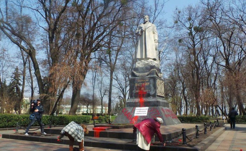 УИНП ведет переговоры о переносе останков Ватутина из Мариинского парка