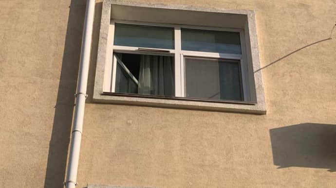 С третьего этажа дома под Киевом выпала 4-летняя девочка