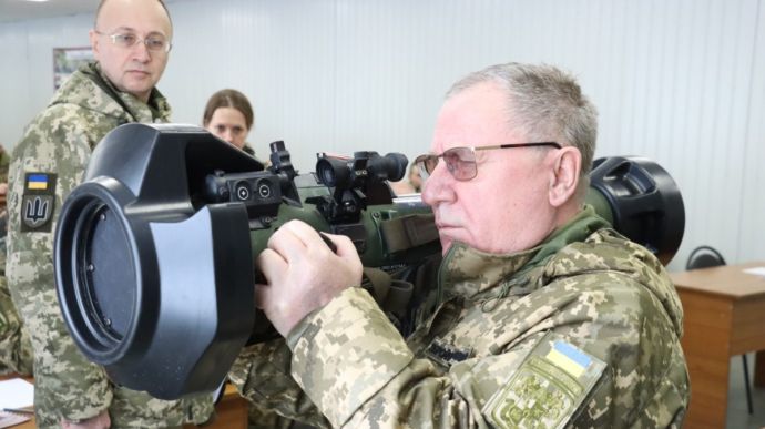 Українських військових почали вчити стріляти з сучасних протитанкових комплексів NLAW