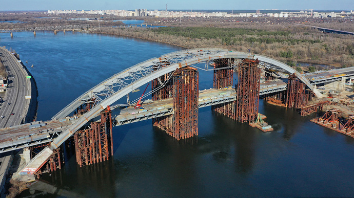 Розкрадання на будівництві Подільського мосту в Києві: пройшло 17 обшуків