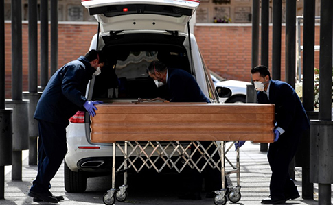 В Испании новый антирекорд смертности: более 800 погибших за сутки