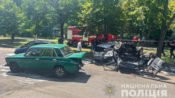 В Запорожье BMW смял припаркованные авто и сбил 6 человек: 2 погибли