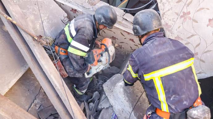 Russians strike Borova, Kharkiv Oblast, rescue workers pull survivor from under rubble – photos, video