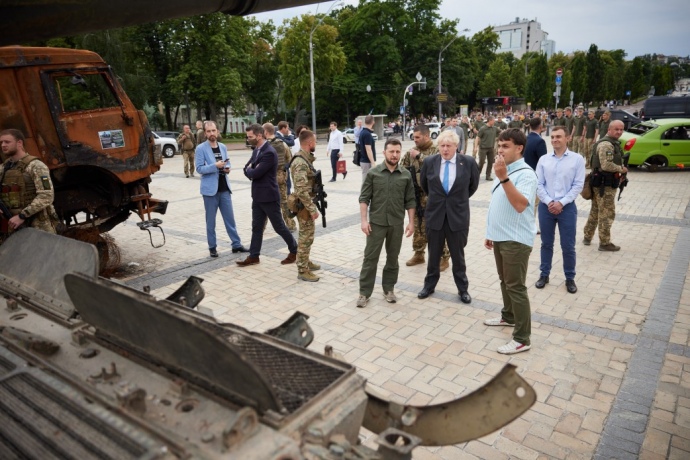 Зеленський і Джонсон оглядають знищену бронетехніку російської армії на Михайлівській площі