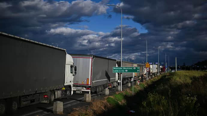 Перед праздниками более 4 тысяч грузовиков стоят на границе в Польшей