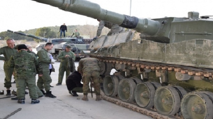First Ukrainian crews complete training on Leopard 2 tanks in Spain