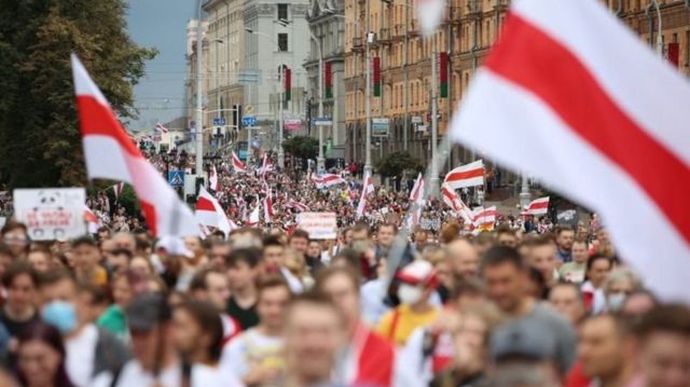В Білорусі озвучили свою версію того, скільки білорусів виїхали до України