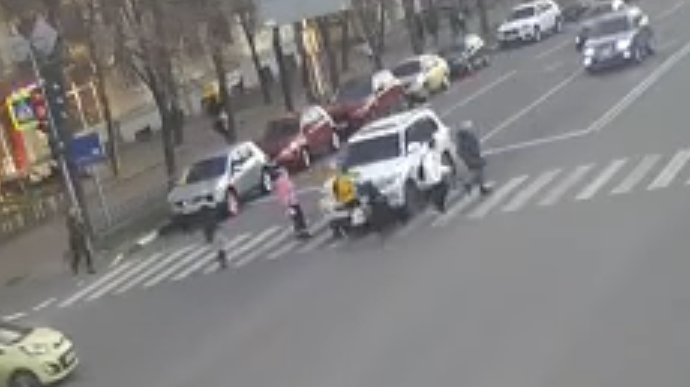 В Харькове внедорожник сбил детей на переходе: подозревают, что водитель был под кайфом