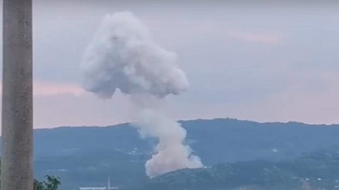 Взрывы на оборонном заводе в Сербии, пожар перекинулся на лес