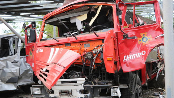Россияне атаковали аварийно-спасательную часть в Днепре: пострадали более 20 авто и спасатель 