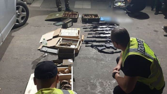 На Киевщине работник военкомата хранил у себя арсенал оружия и боеприпасов