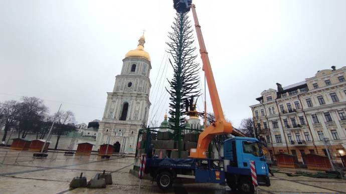У Києві почали встановлювати новорічну ялинку з декораціями
