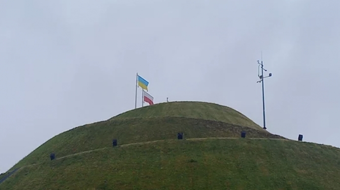 В Польше на курган Костюшко вернули флаг Украины, который снял пророссийский депутат
