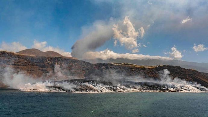 Лава из вулкана на Канарах образовала в океане остров площадью 25 футбольных полей