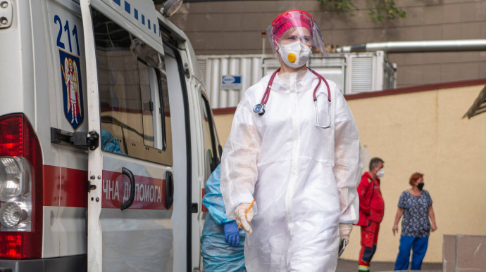 За добу в Україні додалося більше 800 хворих на COVID, 26 смертей